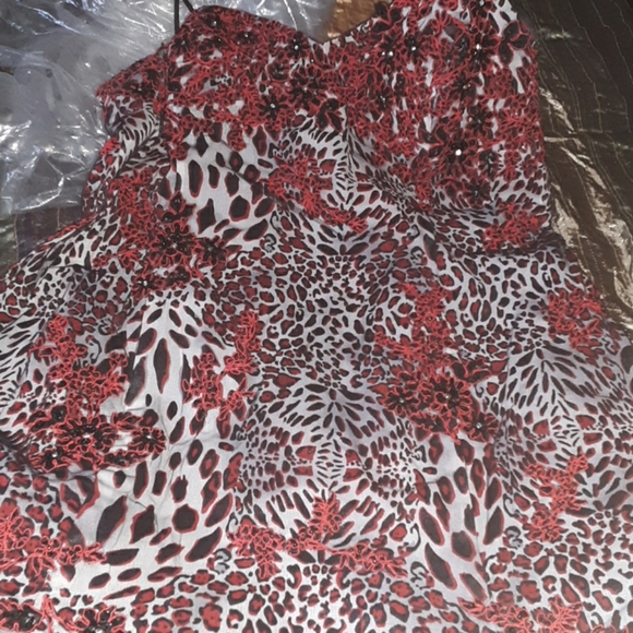 Gorgeous gown with a red print - Picture 1 of 4